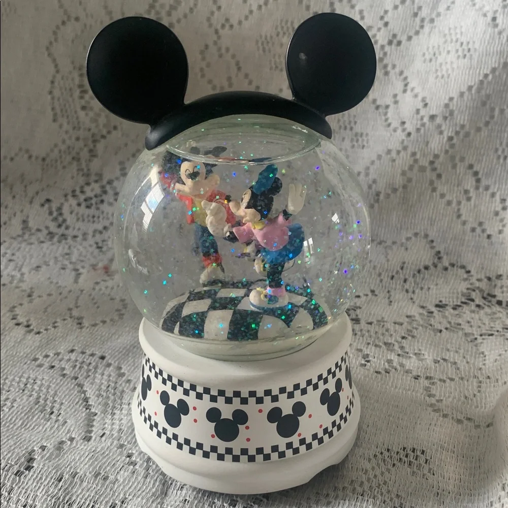 Disney Mickey & Minnie Musical Snow Globe 